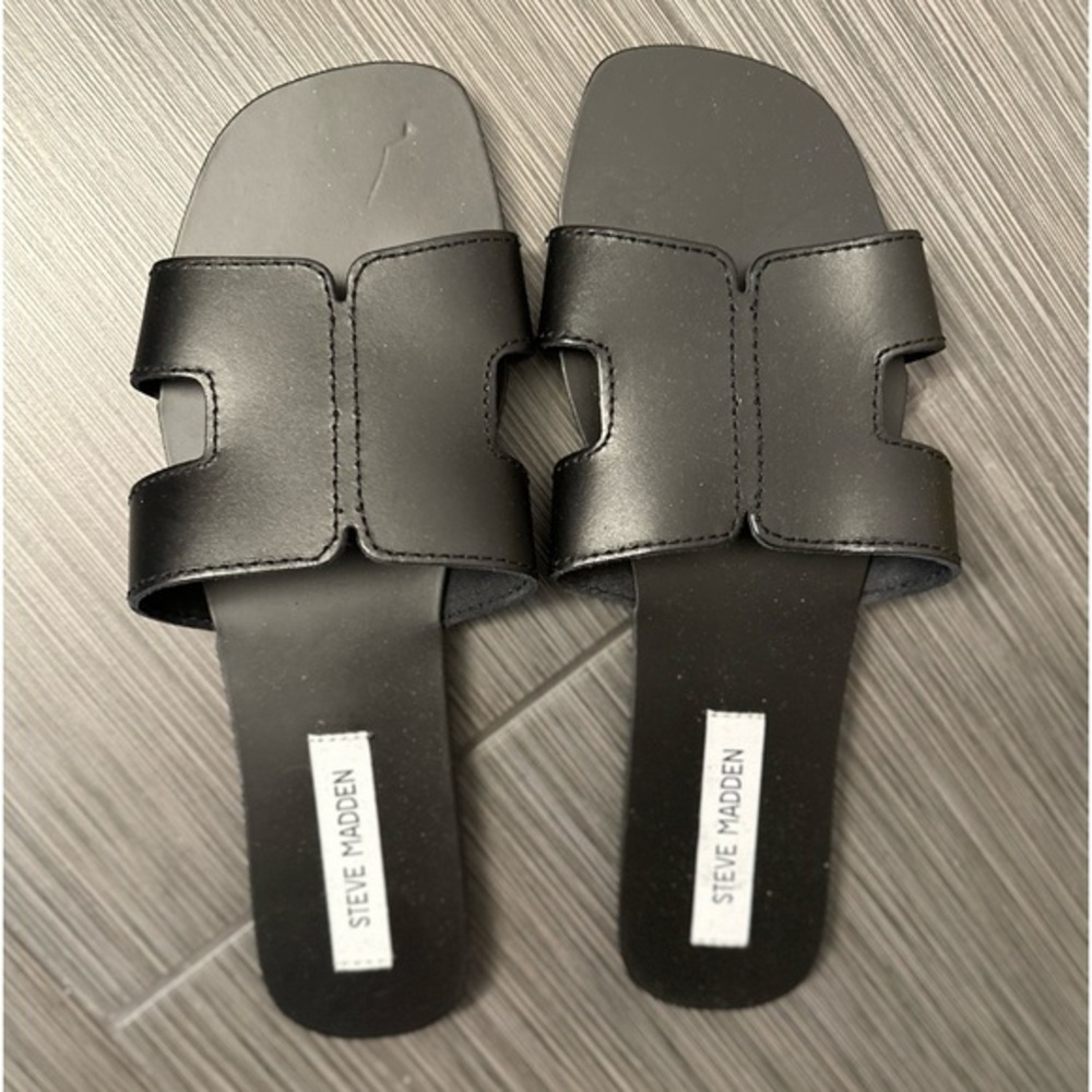 NWOT STEVE MADDEN SANDALS